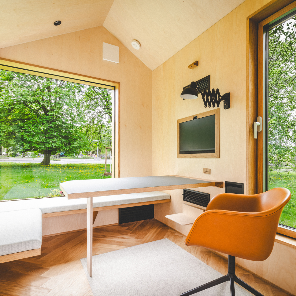 TINY SPACE Interieur – Arbeitsraum mit Panoramafenster, Monitor und Designer-Möbeln